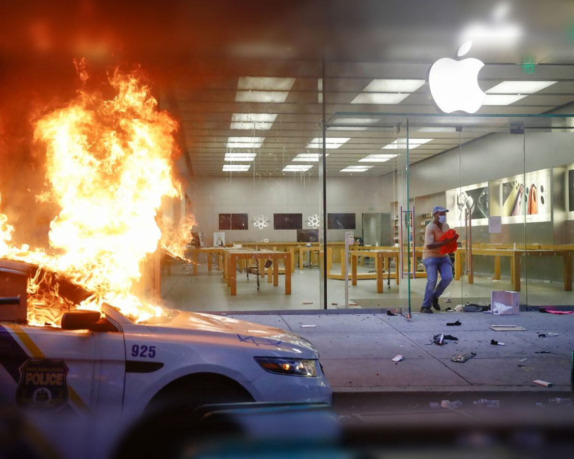 Apple-store-hit-by-looters-in-Philedelphia