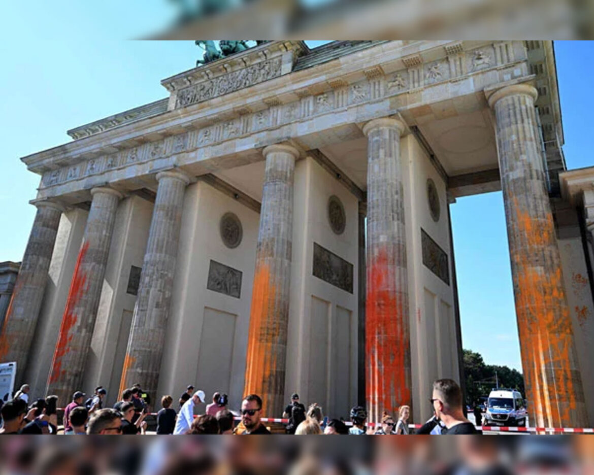 Bold-Climate-Activists-Paint-Brandenburg-Gate,-Demand-Fossil-Fuel-Divestment