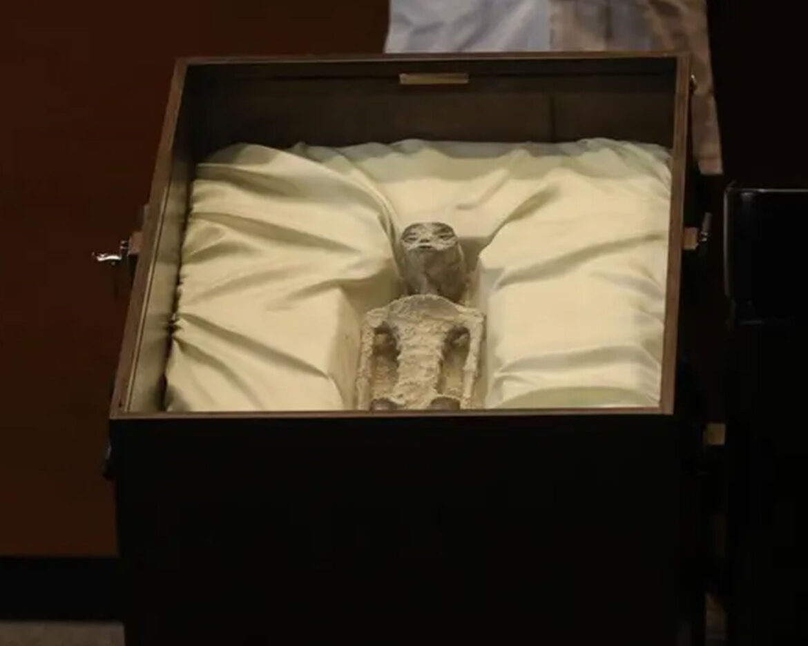 Fossilized-Bodies-of-alien-in-Mexico-Parliment
