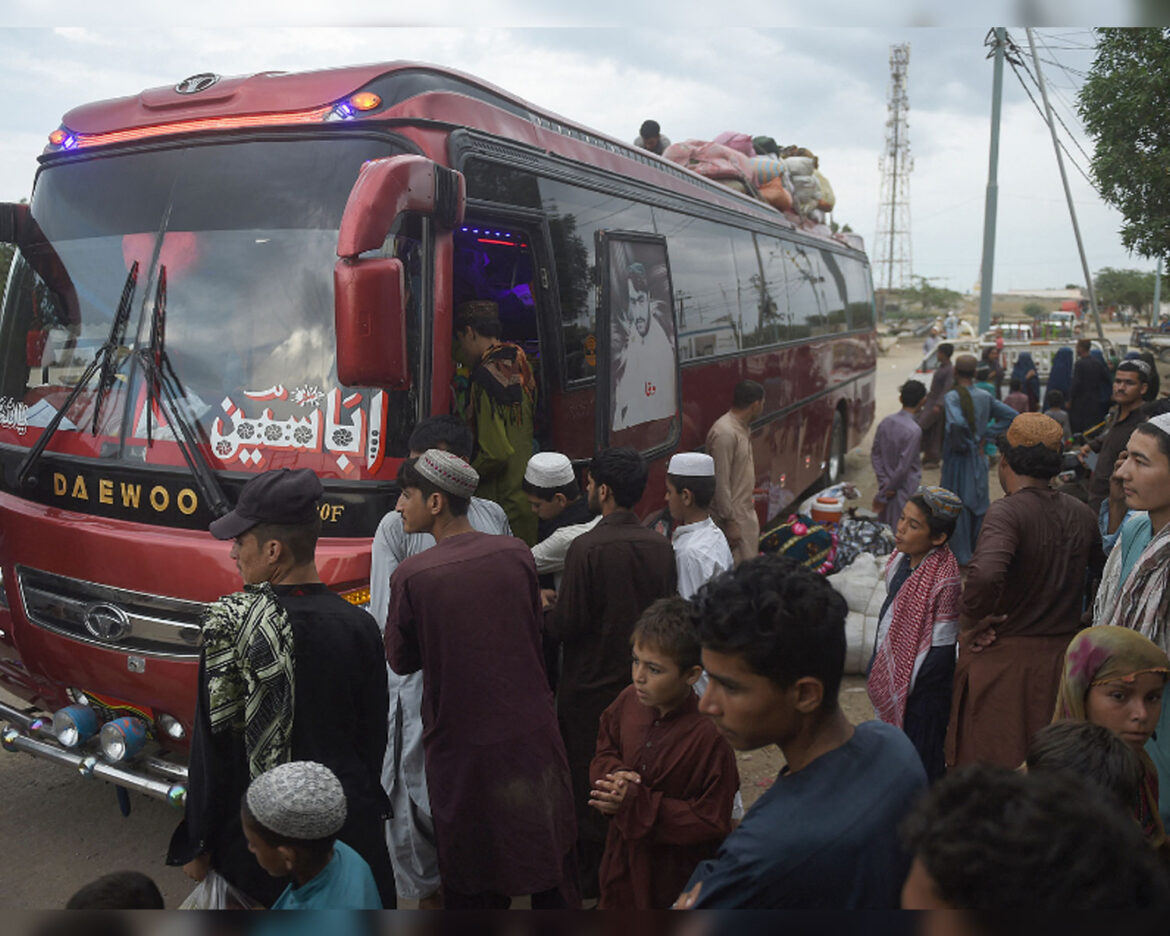 16-truck-to-afghanistan-with-afghan-illegal-refugees