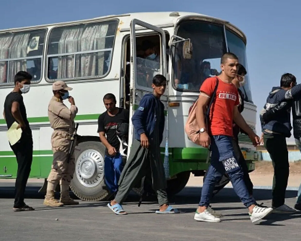Iran-deport-afghan-refugee
