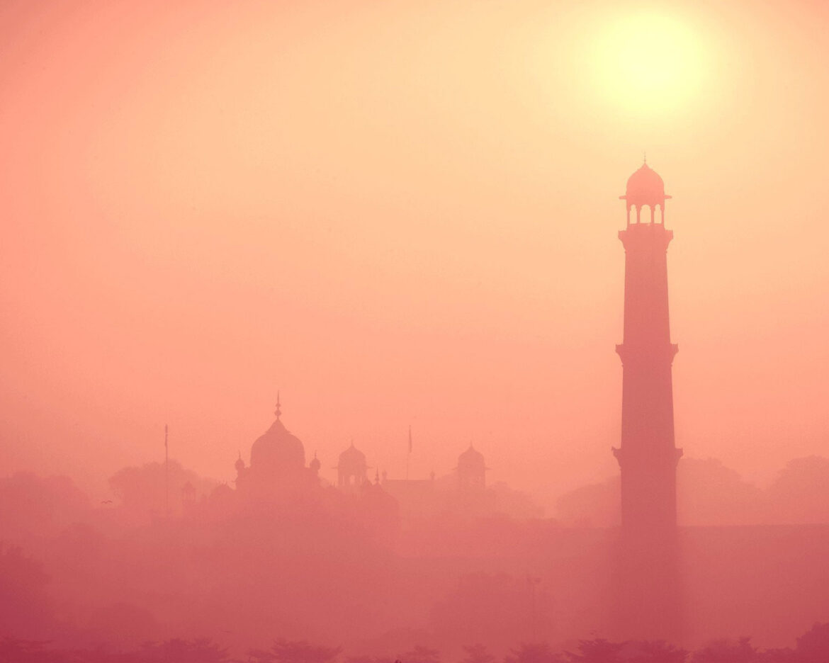 Lahore-Smog-Police-and-traders