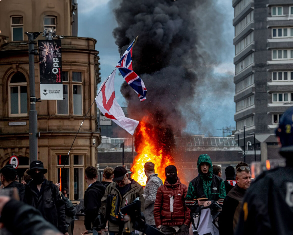 Far-Riot-UK-fear-Muslim