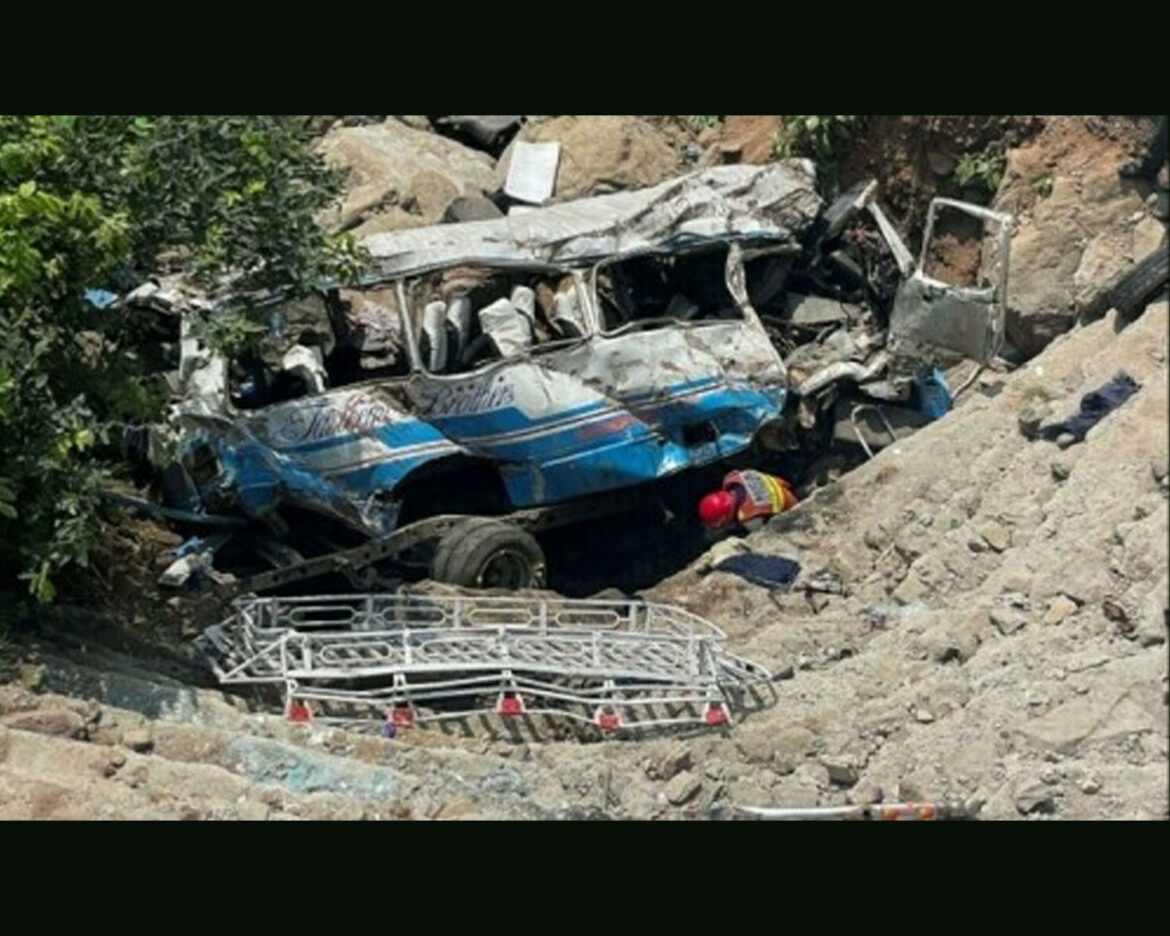 Bus-Ditch-in-sherani-zhob