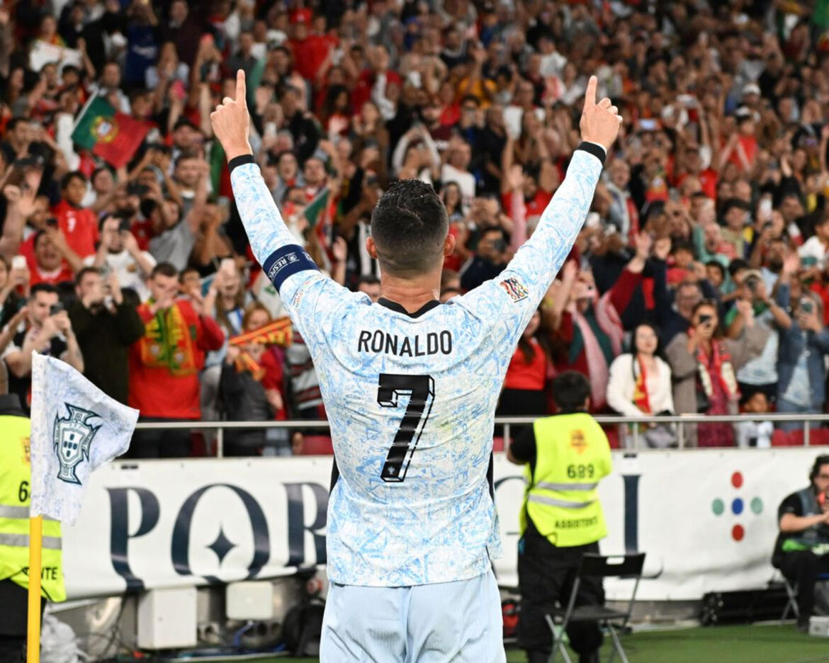 Cristiano-Ronaldo-900-Goal-Record