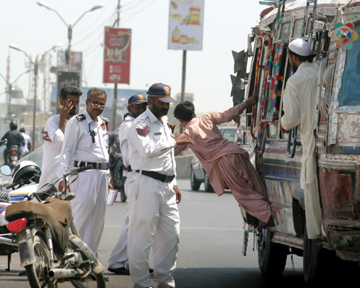 Traffic-police-karachi-fine