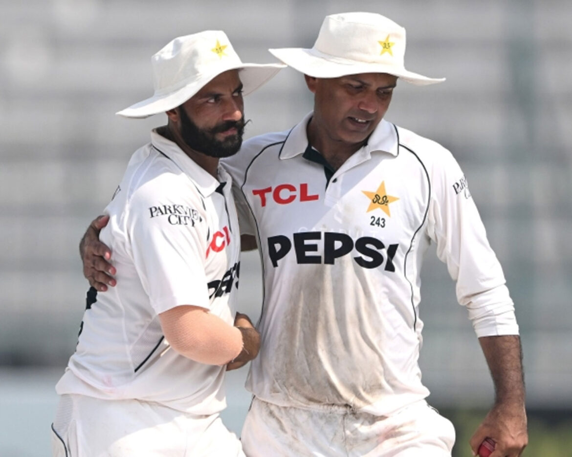 Spinning-duo-pakistan-wins